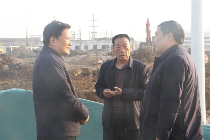 鞏義市委書記袁聚平一行蒞臨義瑞新材料項目施工現場調研